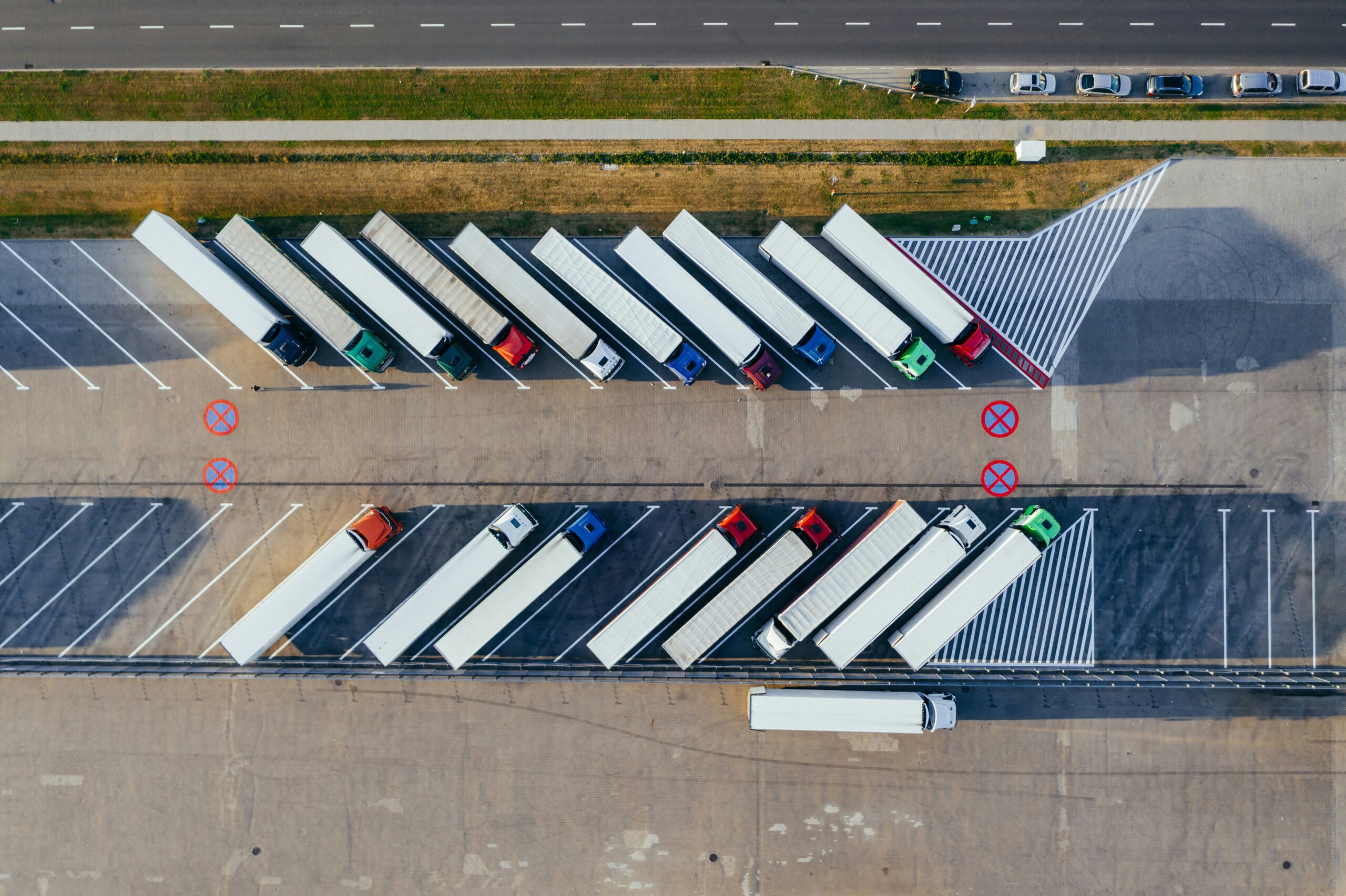 Ensuring Safety in Dry Van Trucking: Best Practices for Drivers